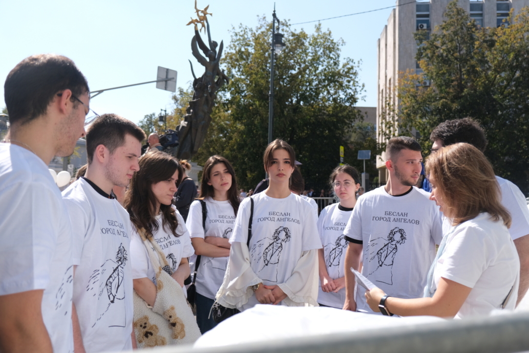 Памятник жертвам Беслана в Подколокольном переулке